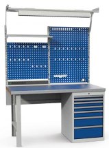 Stanowisko montażowe Table 500, C9, wyposażone w szuflady, panele narzędziowe, półkę i lampę oświetleniową. 1530x800mm.